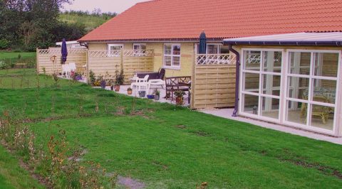 Nyopført bygning med frit vand på det omgivende terræn