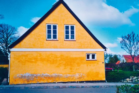 Saltskader på nedre del af mur