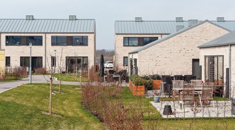 Bebyggelse, som ligger lavt ift. terræn