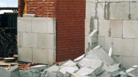 Væltet mur af murblokke uden afstivning