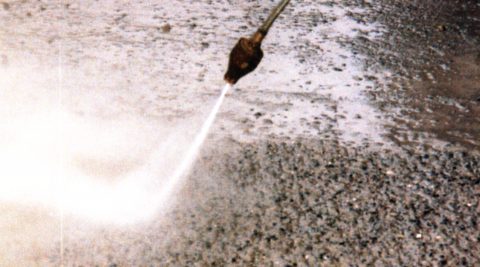 Overfladebehandling af beton med spuling