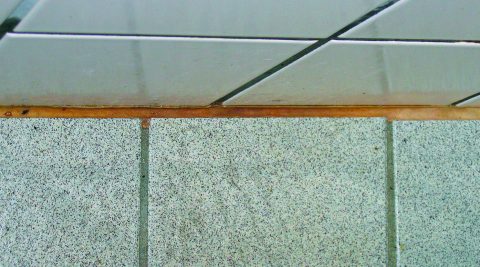 Misfarvede, cementbaserede fuger mellem fliser 