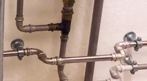 Installation med rør af rustfrit stål og fi ttings af både rustfrit stål og siliciumbronze