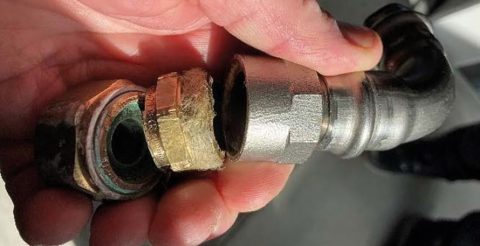 Messing, der er korroderet i kontakt med rustfrit stål