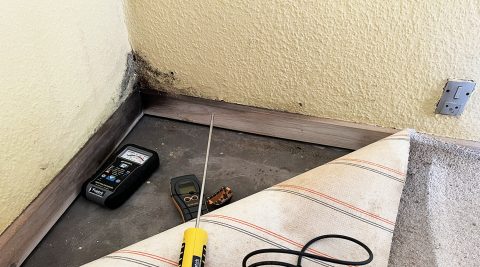 Fugtundersøgelse af ældre bygning med synlige fugtaftegninger og fugtproblemer ved hushjørne