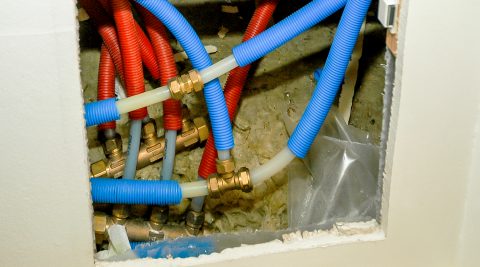 Skunkrum med isolering og organiske materialer anvendt som installationsskakt