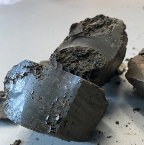 Foto af fedt smeltevandsler med blanke skæreflader.