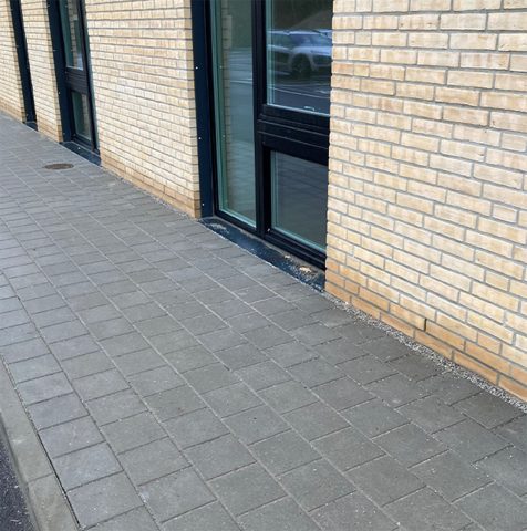 Nyopført etagebyggeri uden fri sokkelhøjde og uden sokkelrende.