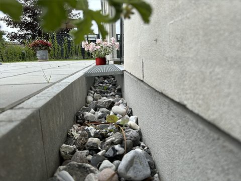 Figur 1. Stålrist foran indgangsparti.