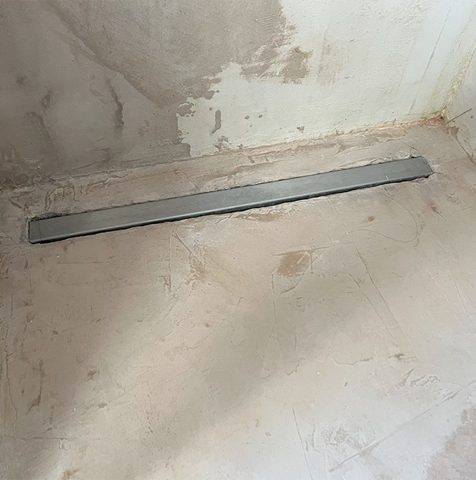 Bruseniche med vægbeklædning og  gulvbelægning af microcement. 