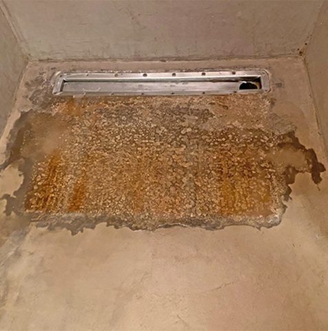 Bruseniche med gulvbelægning af microcement, som er nedbrudt.