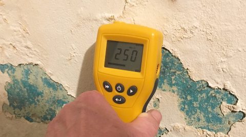 Kapacitiv fugtmåler i brug på fugtskadet konstruktion