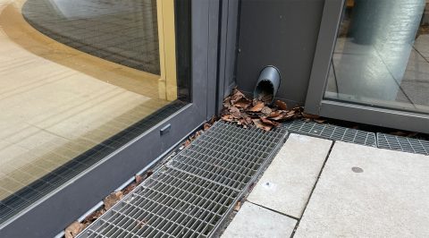 Tagvand ført ned i en sokkelrende.