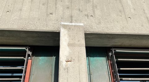 Tidligere repareret betonsøjle med afskalning over korroderet armeringsjern.