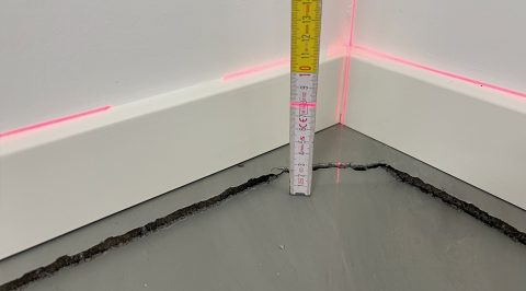 Betonpladen i en terrændækskonstruktion har sat sig adskillige centimeter i forhold til fundamentet.